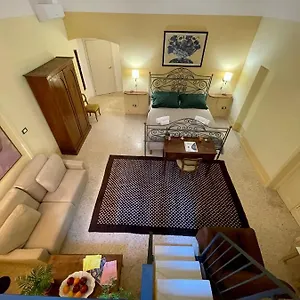 palazzo-dei-conti-di-lecce-eleganti-suite.lecce-hotels.com/